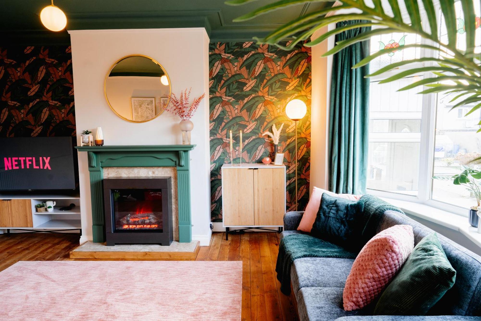 Bowling Terrace By Above Rubies - Stylish, 3 Bedroom, Pet Friendly House In