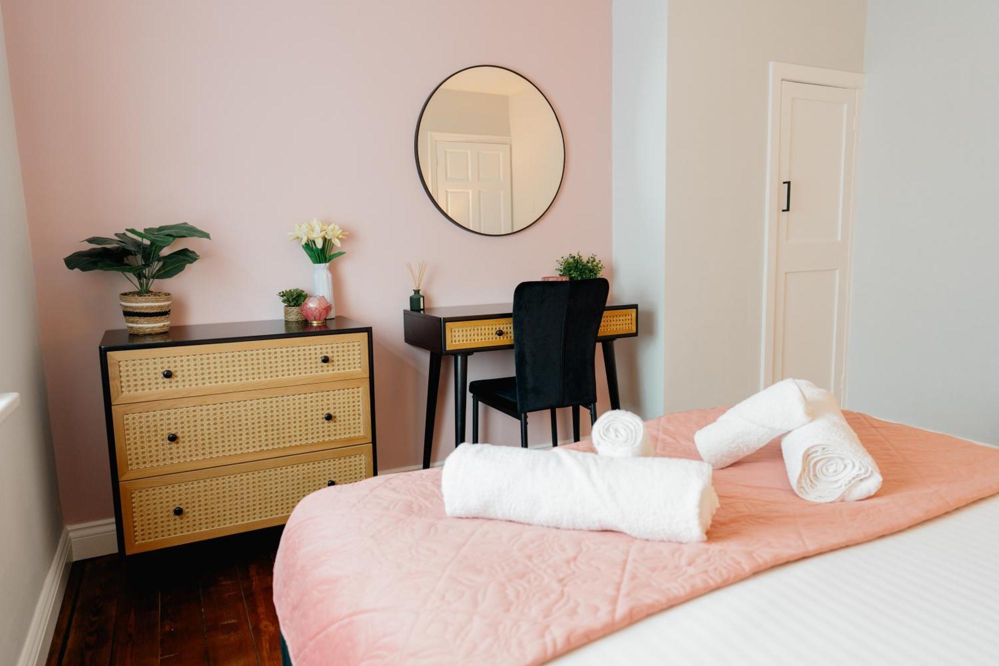 Bowling Terrace By Above Rubies - Stylish, 3 Bedroom, Pet Friendly House In