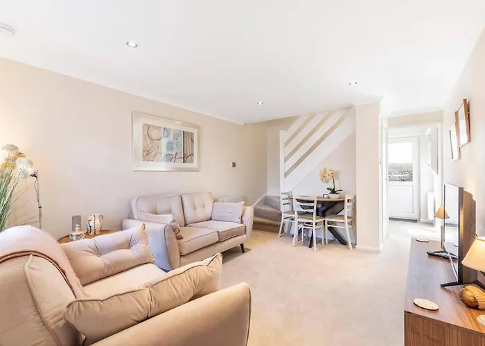 \'The Cobbles\' - Central, Stylish, Garden, Views