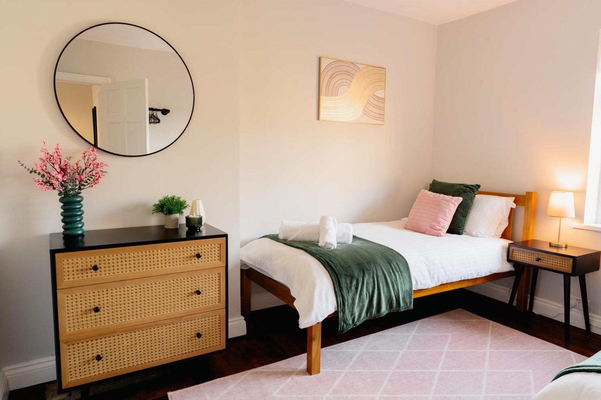 Bowling Terrace By Above Rubies - Stylish, 3 Bedroom, Pet Friendly House In *