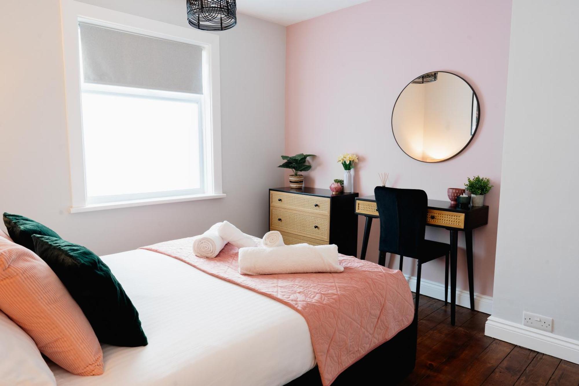 Bowling Terrace By Above Rubies - Stylish, 3 Bedroom, Pet Friendly House In