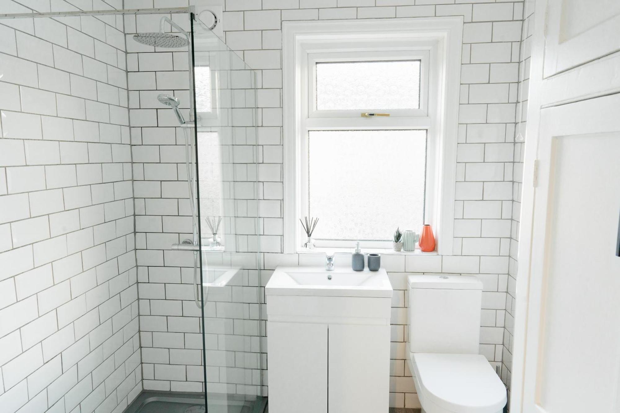 Bowling Terrace By Above Rubies - Stylish, 3 Bedroom, Pet Friendly House In