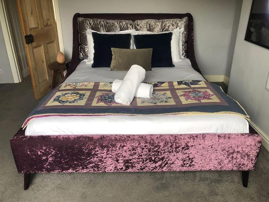 Riverside Retreat Sleeps 7 Holiday home