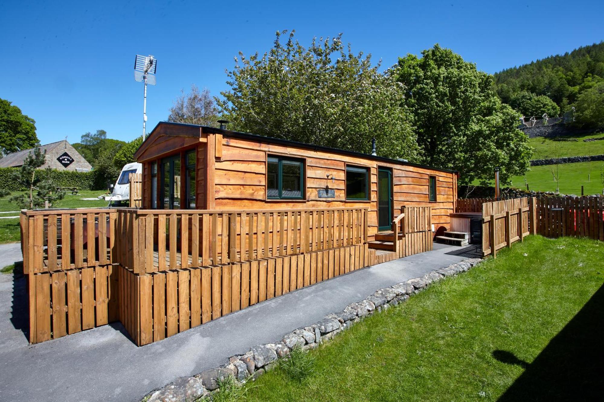 Chalet Timber With Hot Tubs
