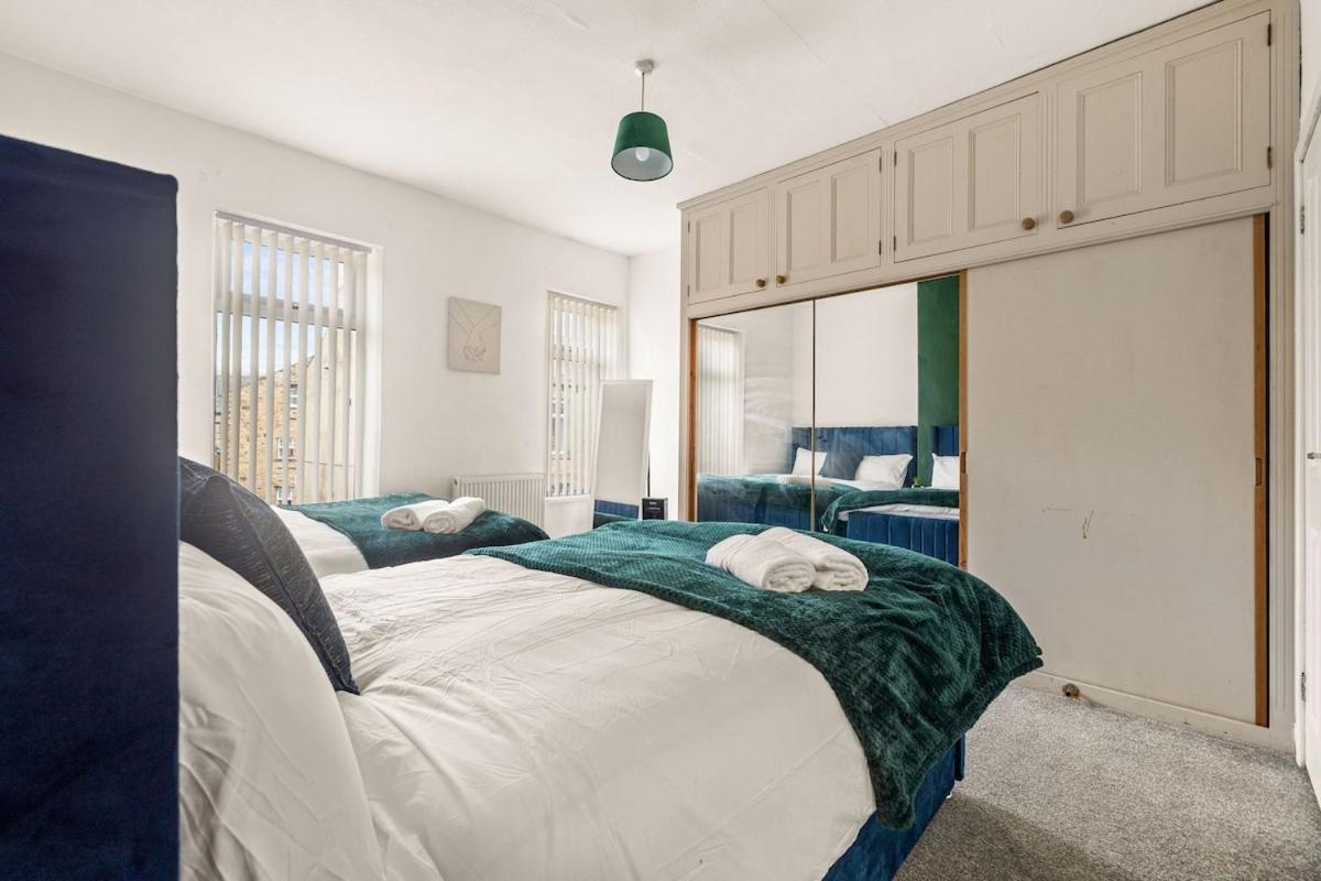 Lovely - Sleeps 8 - Parking & Wifi Holiday home