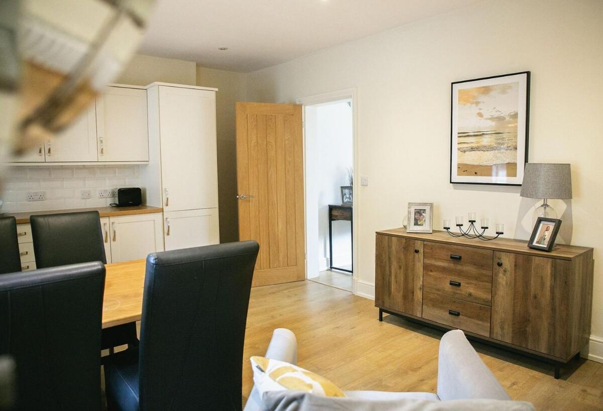 Centre, Superb 2 Bedroom *